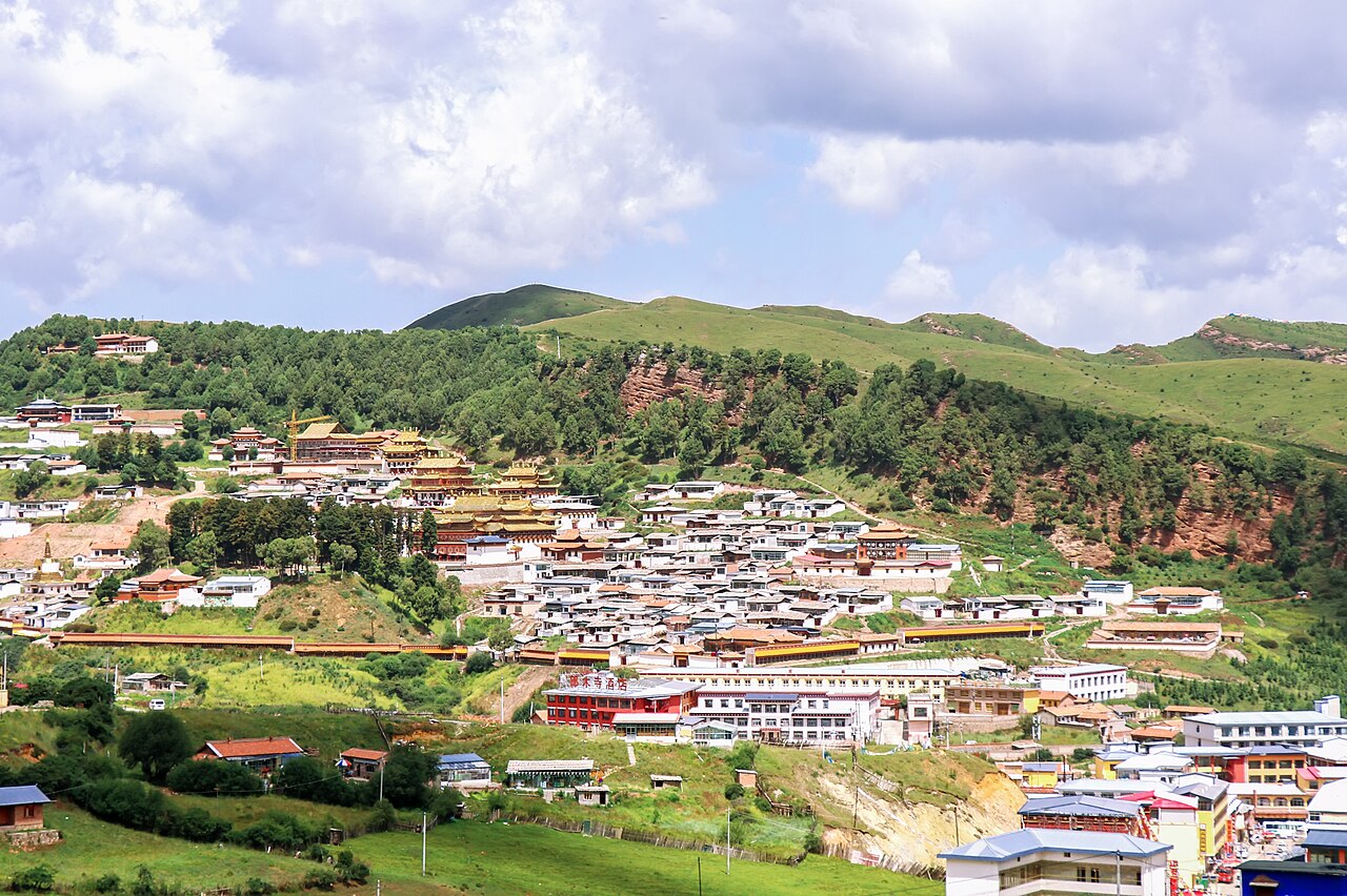 郎木寺建筑与山谷
