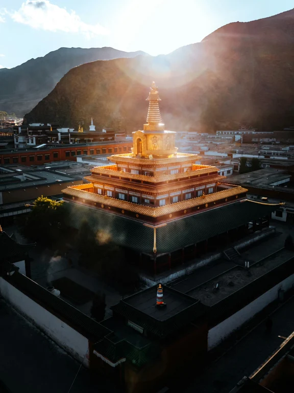 拉卜楞寺建筑与晨光